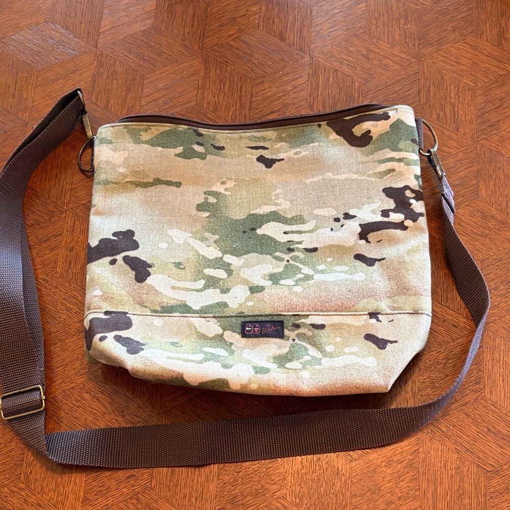 Shoulder bag with big inside pockets